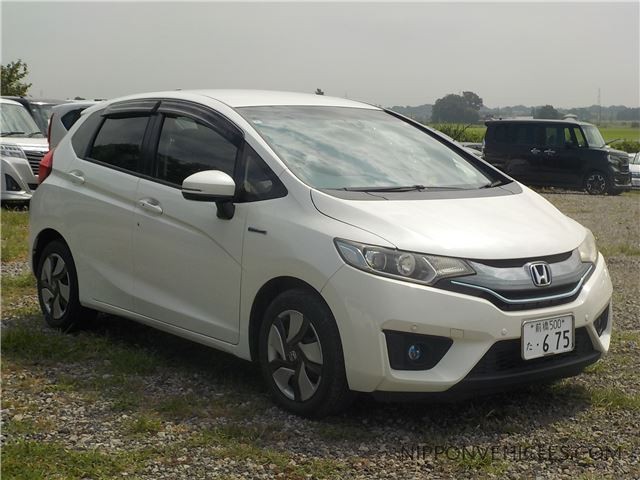 Honda Fit Hybrid L Package – Genuine Navigation System – Full-segment TV – Half-leather seats